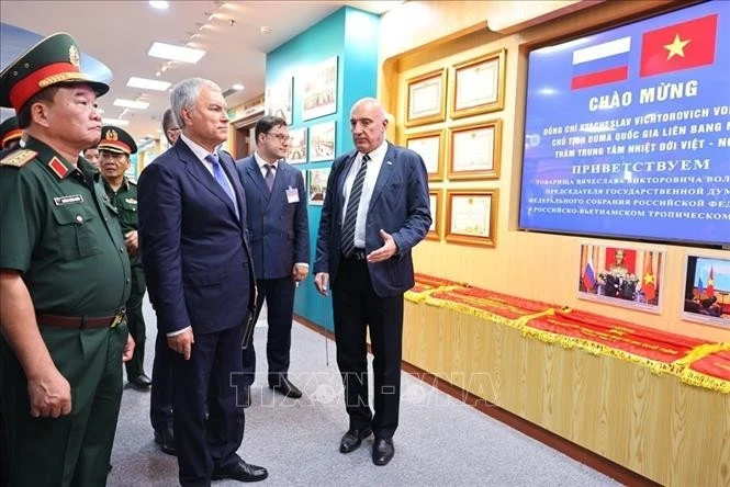 Le président de la Douma d’État russe en visite au Centre tropical Vietnam–Russie. Photo : VNA.