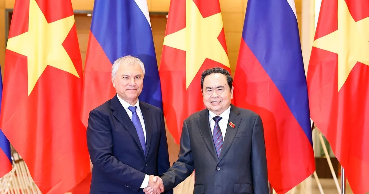 Le président de l’Assemblée nationale (AN) du Vietnam, Trân Thanh Mân (à droite), et le président de la Douma d’État de Russie, Viatcheslav Volodine. Photo : VNA.