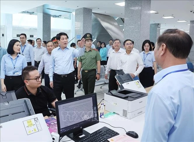 Le président Luong Cuong inspecte le Centre de services d'administration publique à un niveau, relevant du Comité populaire provincial. Photo : VNA. 