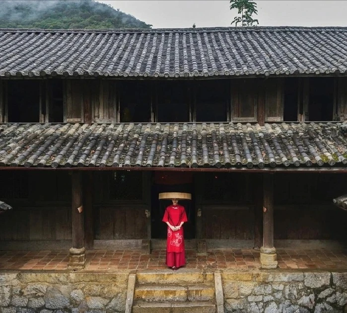 Helly Tong, célèbre pour son style de vie éco-responsable, affiche souvent son élégance et sa proximité avec la culture à travers des photos portant l'ao dài et l'ao bà ba dans des lieux anciens comme Hoi An, Ha Giang ou des villages artisanaux traditionnels. Photo : FB de la personnalité.