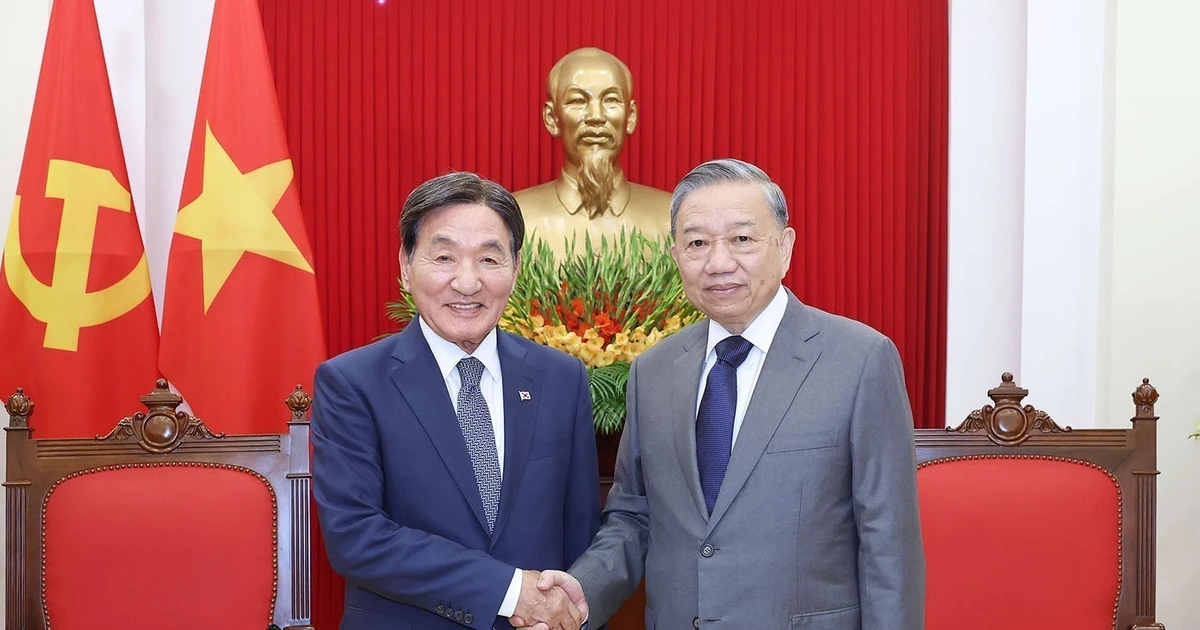 Le secrétaire général du Parti communiste du Vietnam, To Lam (à droite), reçoit Park Chang Dal, envoyé spécial du président sud-coréen Lee Jae Myung. Photo : VNA. 