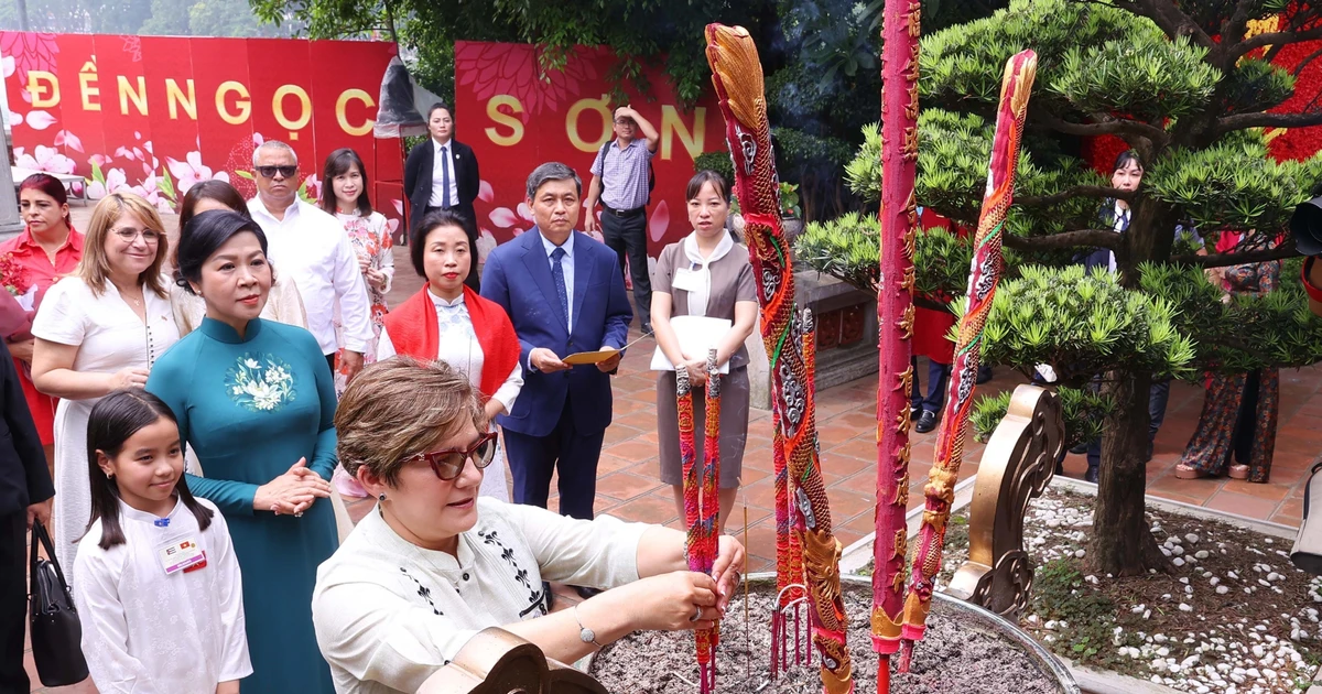 Les deux épouses offrent de l'encens au temple Ngoc Son. Photo : VNA.