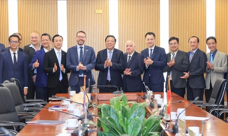 Llors de la réunion de travail tenue le 29 juillet à Hanoï entre le ministre vietnamien de la Construction, Tran Hong Minh, et l’ambassadeur britannique, Iain Frew. Photo : VGP. 