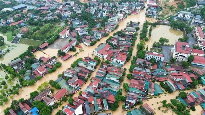 Les intempéries liées au typhon n°10 provoquent glissements de terrain et crues soudaines, faisant plusieurs morts et disparus à Cao Bang, Tuyen Quang et Lao Cai. Photo : VNA 