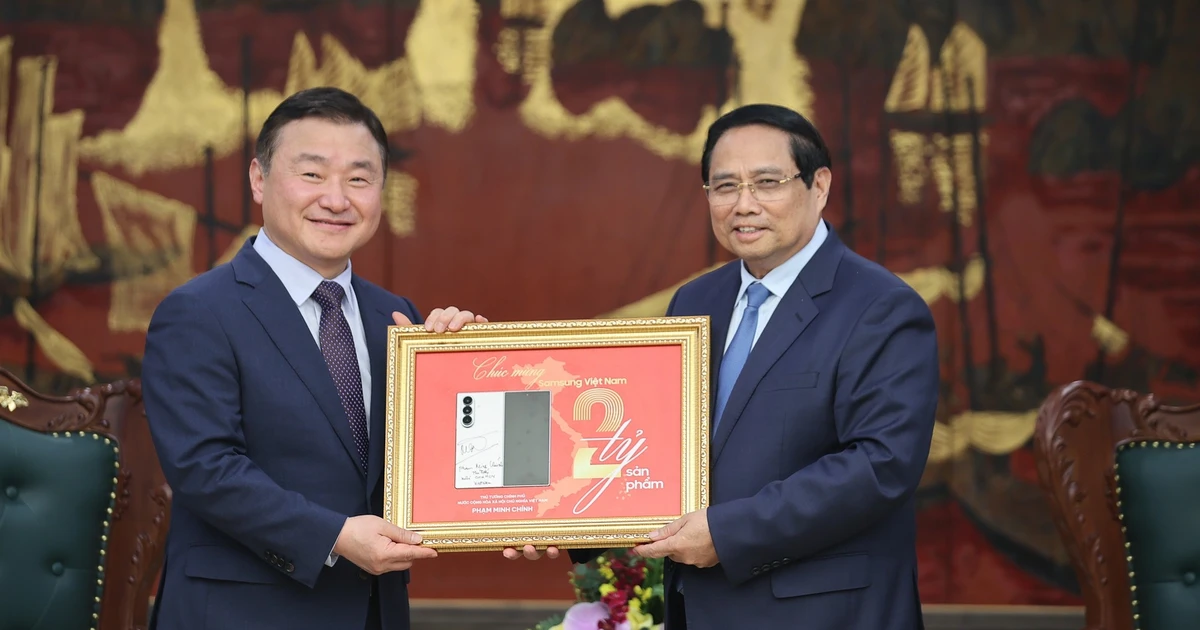 Le Premier ministre (à droite) a signé une plaque commémorative marquant la production du deux milliardième téléphone mobile de Samsung au Vietnam. Photo : VGP 