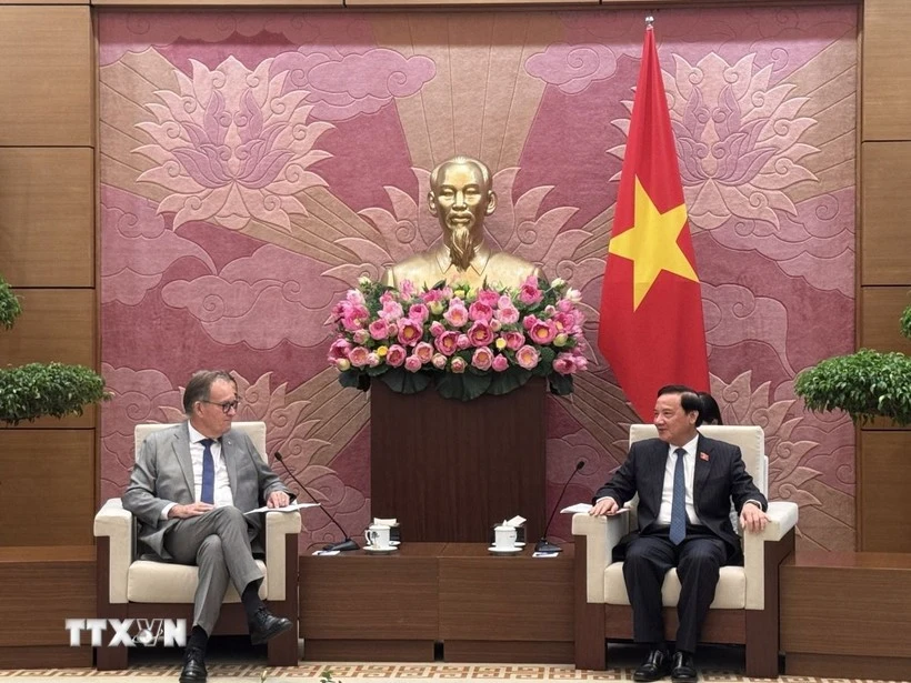 Le vice-président de l'Assemblée nationale (AN), Nguyen Khac Dinh (à droite) et le président du groupe de députés d'amitié France-Vietnam du Sénat français. Photo : VNA.