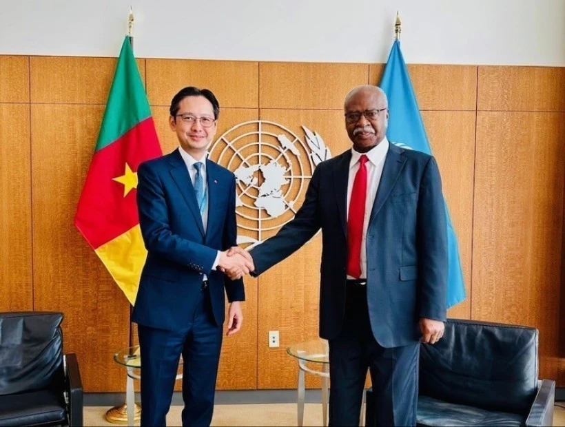 L'ambassadeur Do Hung Viet (à gauche), chef de la Mission permanente du Vietnam auprès des Nations Unies, et Philemon Yang, président de la 79e session de l'Assemblée générale des Nations Unies. Photo : VNA. 