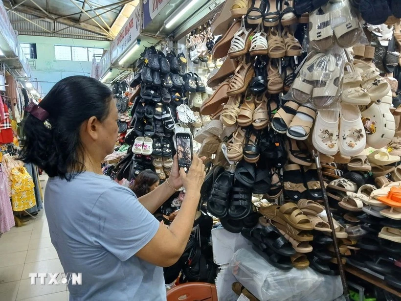Des groupes de vente sur Facebook, tels que « Marché de Da Nang », leur permettent de promouvoir leurs produits locaux et d’attirer une clientèle plus large. Photo : VNA. 