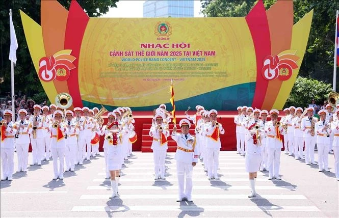 Lors de la cérémonie d'ouverture du Gala mondial de la musique de la police 2025 à Hanoi. Photo : VNA.