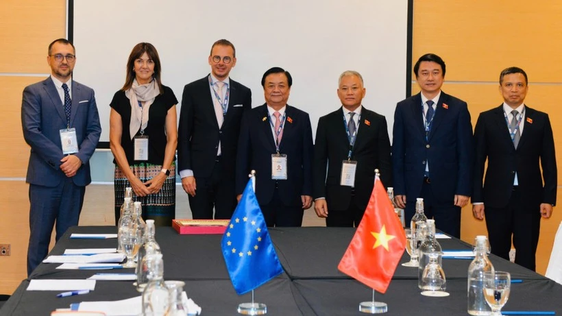 Le vice-président de l'Assemblée nationale, Le Minh Hoan, et le chef de la délégation du Parlement européen à la 46e Assemblée générale de l'AIPA, ainsi que des délégués des deux parties assistent à la réunion. Photo : journal Nhan Dan 