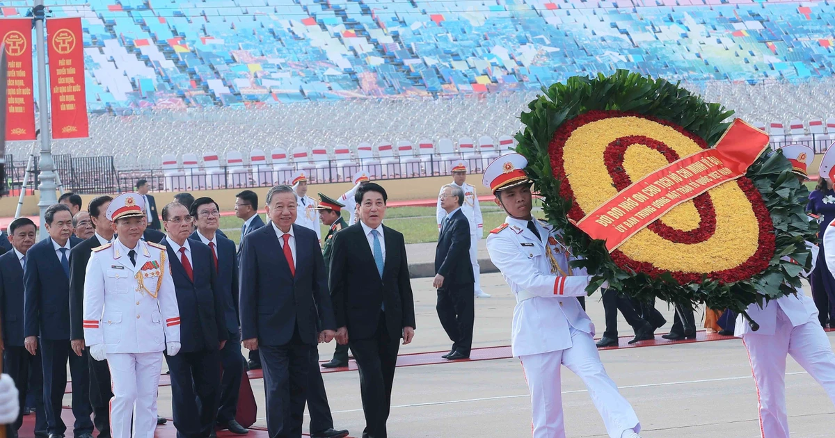Les dirigeants du Parti et de l’Etat rendent hommage au président Ho Chi Minh dans la matinée du 1er septembre. Photo : VNA.