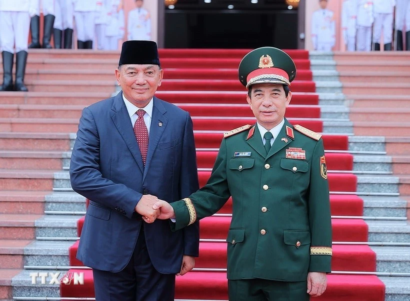 Le ministre vietnamien de la Défense Phan Van Giang (à droite) et son homologue indonésien Sjafrie Sjamsoeddin. Photo : VNA. 