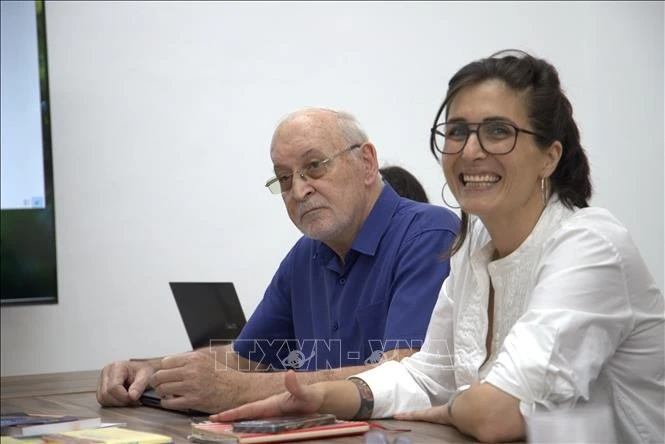 Reem Hazan (à droite), membre du Bureau Politique et responsable internationale du Parti communiste israélien. Photo : VNA.