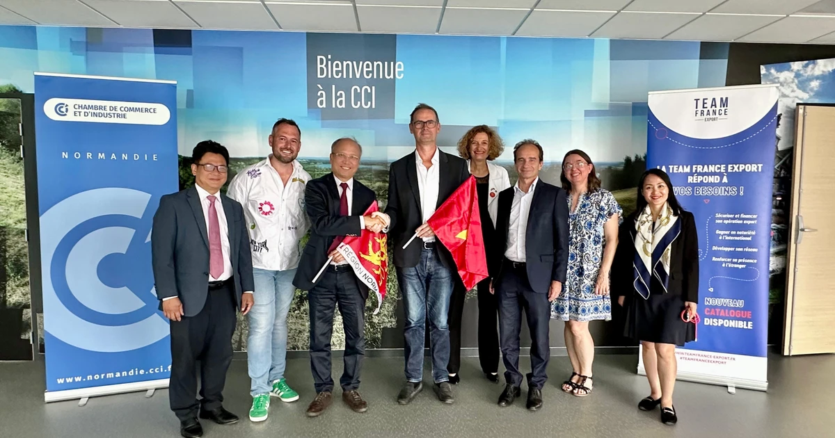 Dans le cadre de sa visite de travail de l’ambassadeur du Vietnam en France, Dinh Toan Thang, dans la région Normandie, de nombreux représentants d’entreprises locales. Photo : VNA.
