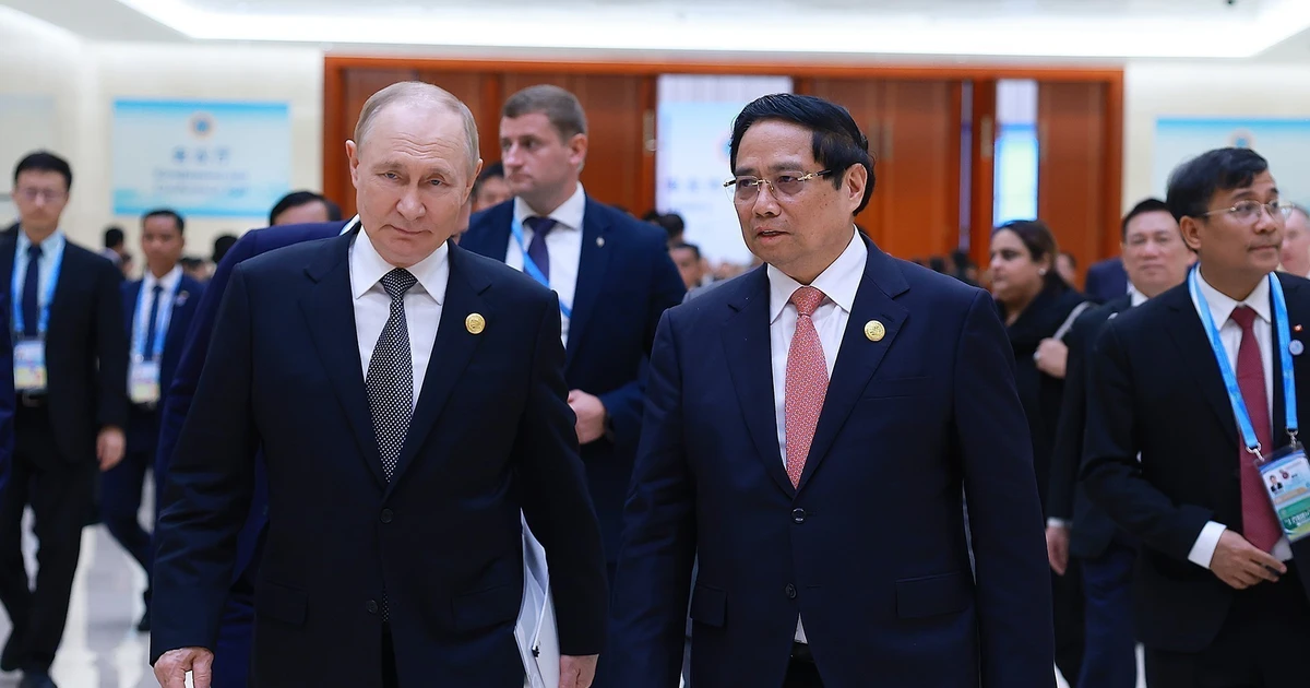 Le Premier ministre Pham Minh Chinh (à droite) rencontre le président russe Vladimir Poutine. Photo : VNA. 
