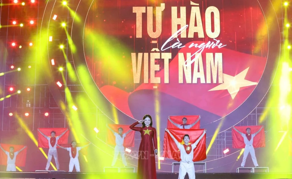 Le spectacle artistique spécial intitulé « Fiers d’être Vietnamiens » s’est tenu dans la soirée du 17 août sur la place du Stade national My Dinh. Photo : VNA