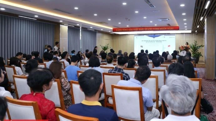 Colloque sur la promotion de la coopération commerciale et de l’investissement sur les marchés des Émirats arabes unis et du Moyen-Orient. Photo : Tapchicongsan.