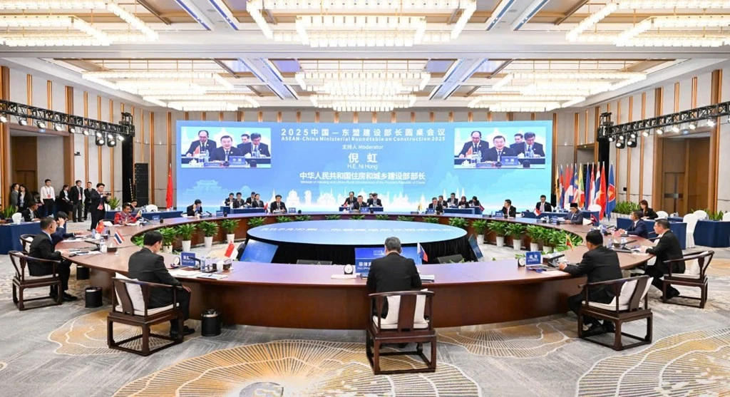 La table ronde des ministres de la Construction de l’ASEAN et de la Chine se tient le 15 septembre à Guilin. Photo : VNA. 