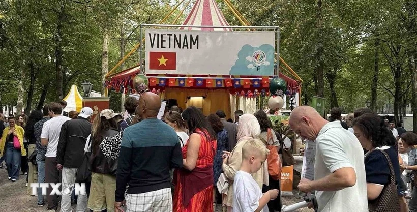 Le stand de de l'association "We love Pho" attire de nombreux visiteurs. Photo: VNA 