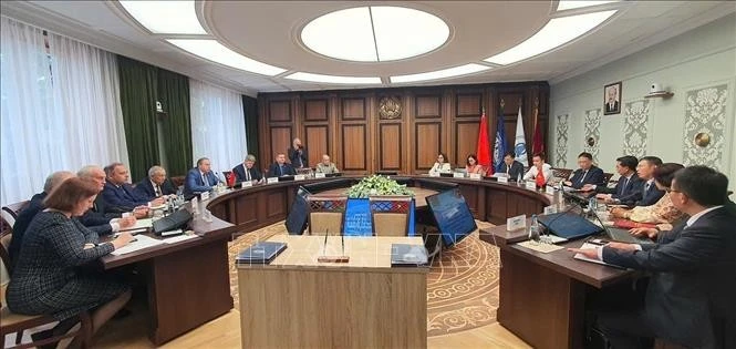 Les délégués particiopent au séminaire. Photo : VNA.