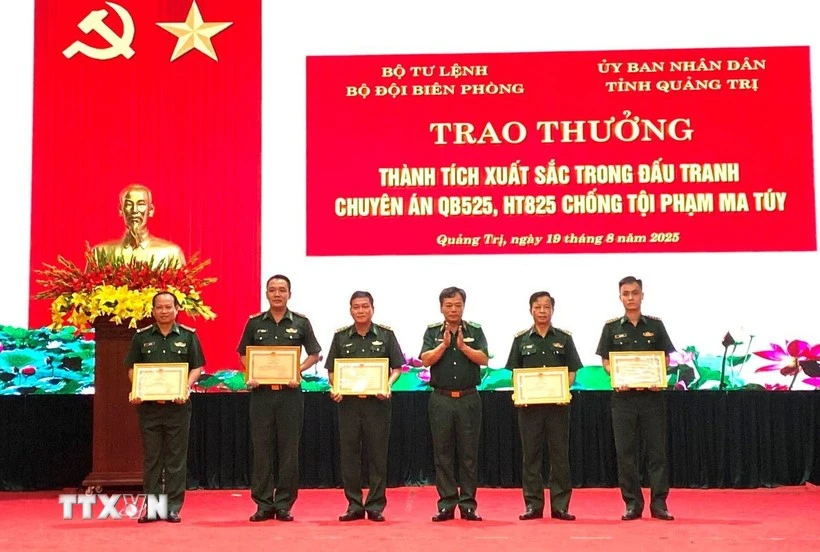 Le Commandement des gardes-frontières décerne des certificats de mérite à cinq groupes et dix personnes pour leurs réalisations exceptionnelles dans les opérations QB525 et HT825. Photo : VNA.