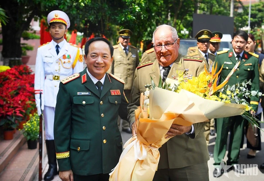 Le général Trinh Van Quyêt, secrétaire du Comité central du Parti et chef du Département général de politique de l'Armée populaire du Vietnam (gauche) et le général de corps d'armée Álvaro López Miera, membre du Bureau politique et ministre des Forces armées révolutionnaires de Cuba. Photo : qdnd. 