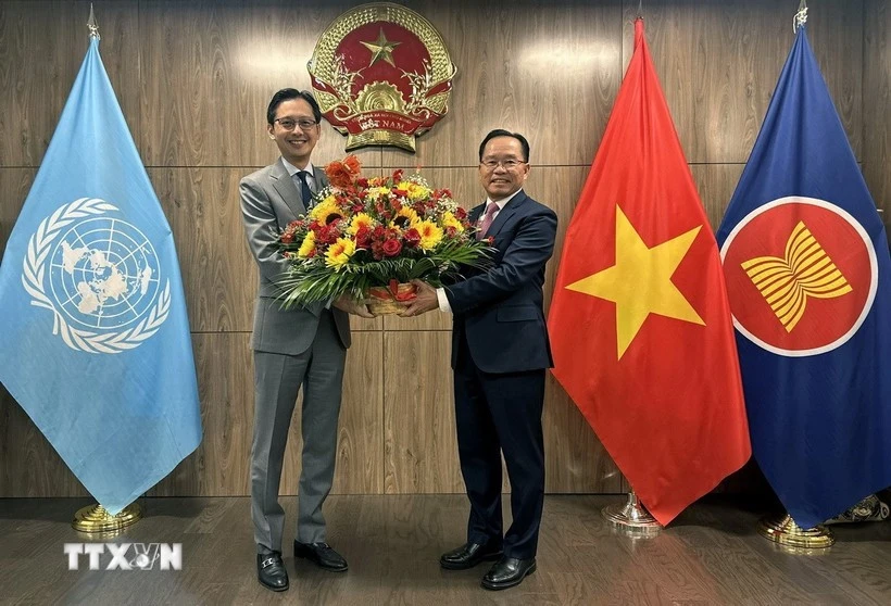 L’ambassadeur vietnamien Do Hung Viet (gauche) et l’ambassadeur Thongphane Savanphet. Photo : VNA.