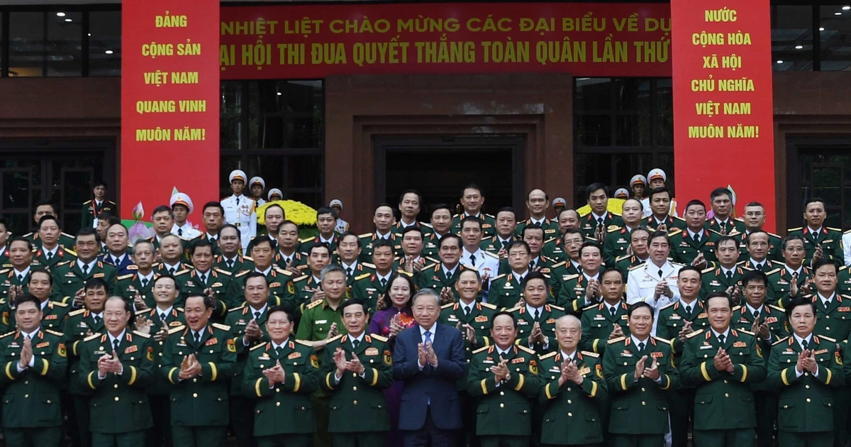Le secrétaire général du Parti communiste du Vietnam, To Lam, également secrétaire de la Commission militaire centrale et les délégués lors du congrès. Photo : VNA.