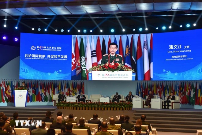 Le général Phan Van Giang, ministre de la Défense, s'exprime lors du forum. Photo : VNA. 