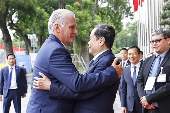 Le président de l'AN vietnamienne Tran Thanh Man (droite) et le premier secrétaire du Comité central du Parti communiste de Cuba (PCC) et président cubain, Miguel Díaz-Canel. Photo : VNA.