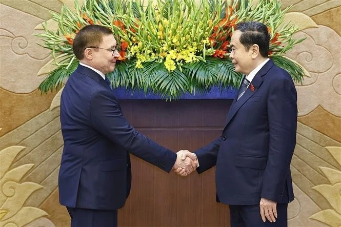 Le président de l’Assemblée nationale du Vietnam (AN), Tran Thanh Man (droite) et Vladimir Yakushev, secrétaire du Conseil général du parti Russie unie et premier vice-président du Conseil de la Fédération. Photo : VNA.