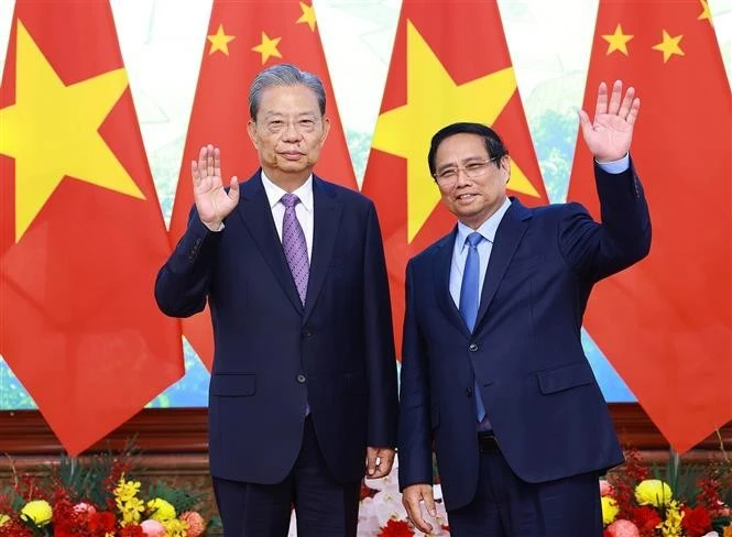 Le Premier ministre vietnamien Pham Minh Chinh (droite) et le membre du Comité permanent du Politburo et président du Comité permanent de l'Assemblée populaire nationale (APN) de Chine, Zhao Leji. Photo : VNA.
