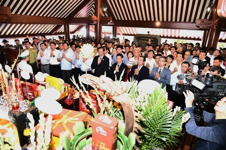 A l’occasion du 80e anniversaire de la Révolution d’août, de la Fête nationale et du 56e anniversaire du décès du Président Hô Chi Minh, une cérémonie solennelle d’offrande d’encens en son hommage a eu lieu ce vendredi 12 septembre au Temple du Président Hô Chi Minh, situé au sommet Vua dans le Parc national de Ba Vi (Hanoï). Photo: VNA