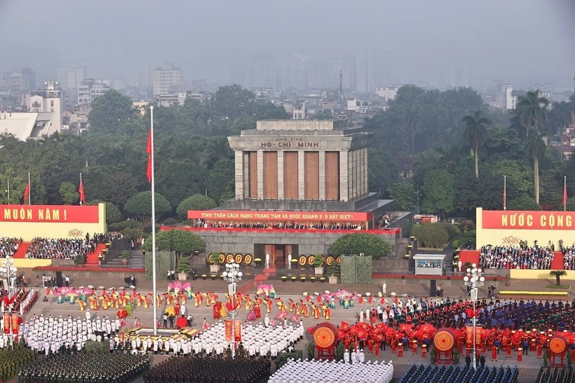 Défilé militaire majestueux sur la place Ba Dinh, à Hanoï. Photo : VNA.