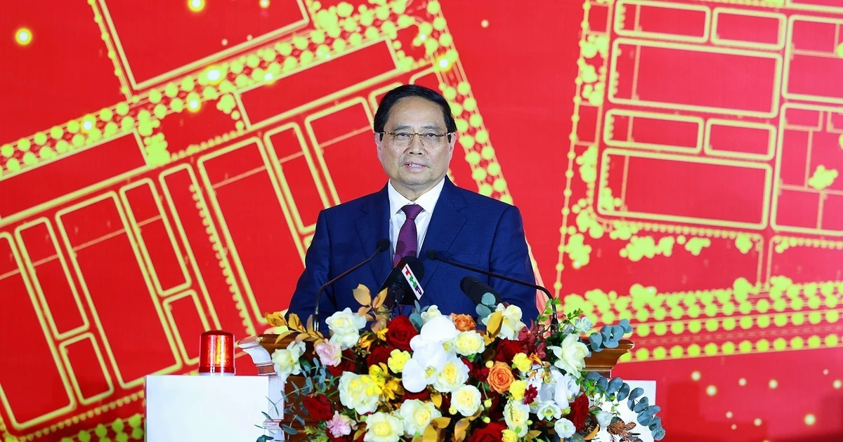 Le Premier ministre vietnamien Pham Minh Chinh s'exprime lors de la cérémonie de lancement de deux projets d'envergure à Hai Phong. Photo : VNA. 