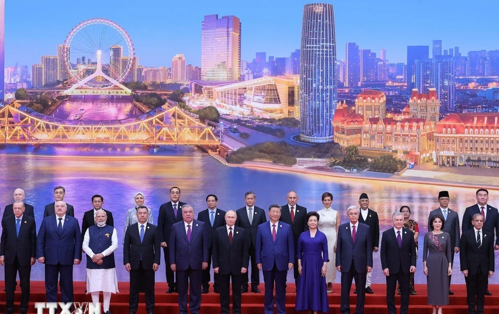 Le PM Pham Minh Chinh et d'autres dirigeants des pays lors du Sommet 2025 de l'Organisation de Coopération de Shanghai (OCS). Photo : VNA.
