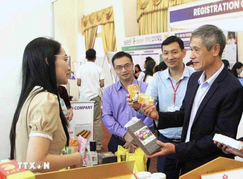 L'ambassadeur du Vietnam au Cambodge, Nguyên Minh Vu (droite), à la foire. Photo: VNA