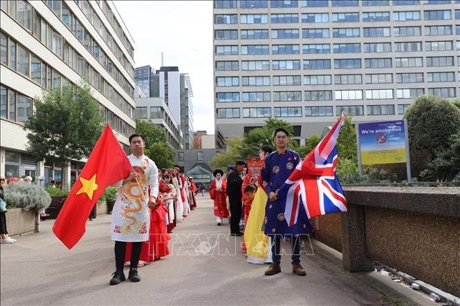 Défilé de costumes traditionnels vietnamiens dans les rues de Londres. Photo : VNA.