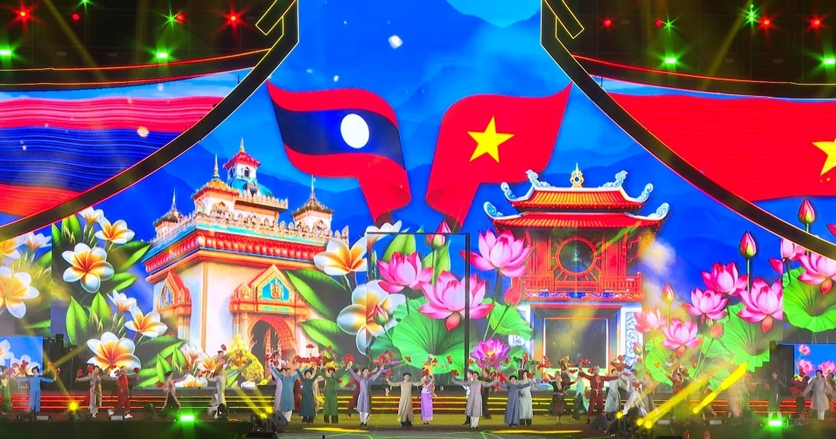 Le spectacle « Vietnam–Laos : Épopée de l’amitié » à Vientiane. Photo : VNA.