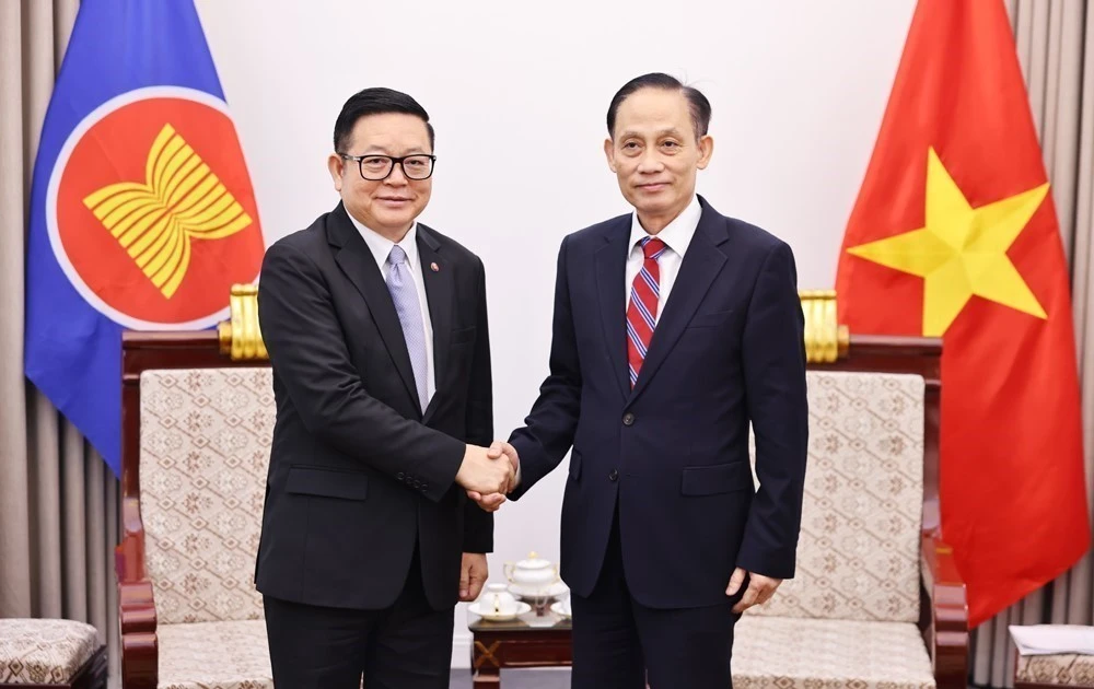Le Hoai Trung (droite), membre du Comité central du Parti et ministre des Affaires étrangères, a reçu Kao Kim Hourn, secrétaire général de l’ASEAN, à l’occasion de la participation de ce dernier à la 6ᵉ Conférence des ministres de l’ASEAN chargés du numérique. Photo : VNA.