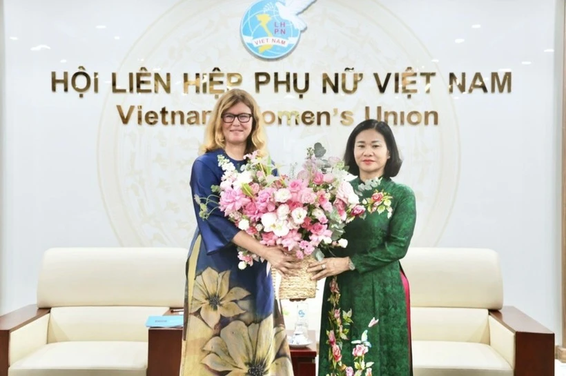 Nguyen Thi Tuyen (à droite), vice-présidente du Comité central du Front de la Patrie du Vietnam (VFF) et présidente de l'Union des femmes vietnamiennes (droite) et Silvia Danailov, représentante de l'UNICEF au Vietnam. Photo : VNA.