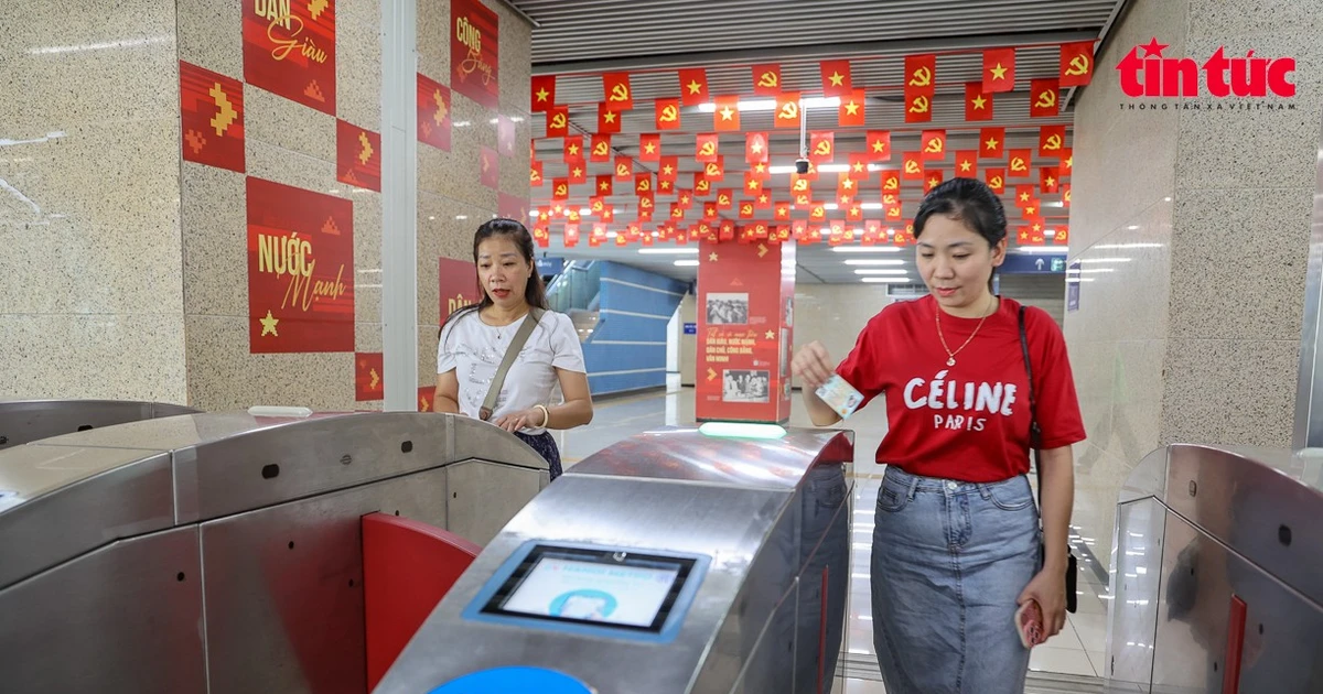 Essai du ticket hebdomadaire sur l’application mobile “Hanoi Metro”. Photo : VNA.