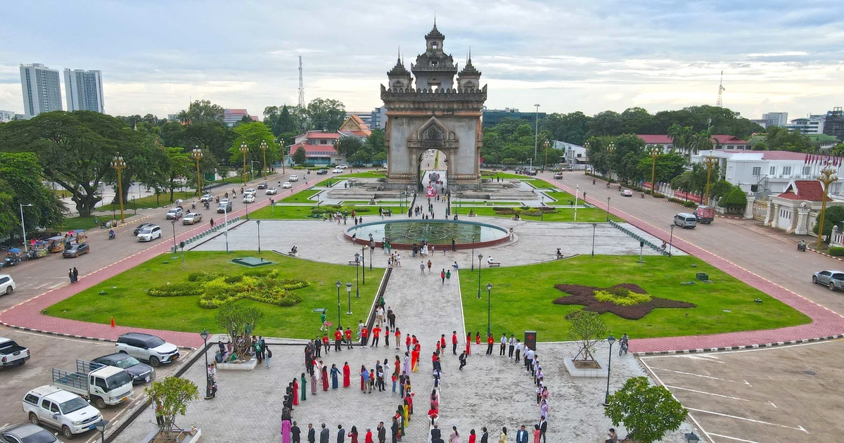 La formation humaine du chiffre « 80 » sur la place Patouxay à Vientiane. Photo : VNA. 