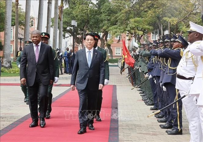 Cérémonie d’accueil officielle du président Luong Cuong en visite d’État en Angola. Photo : VNA.