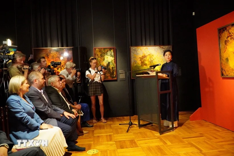 Madame Ngô Phuong Ly, épouse du secrétaire général du Parti communiste du Vietnam (PCV), Tô Lâm, à l'exposition. Photo : VNA.