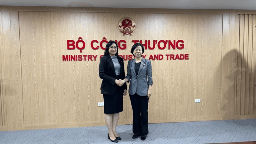 La vice-ministre de l’Industrie et du Commerce, Phan Thi Thang (gauche), et Zhang Min, vice-gouverneure de la province chinoise du Henan. Photo: ministère de l’Industrie et du Commerce 