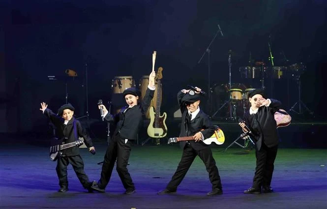 La troupe cubaine de théâtre d'enfants « La Colmenita » a présenté « Cendrillon… selon les Beatles » mardi soir, 26 août, au théâtre Hô Guom. Photo: VNA