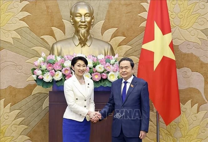 Le président de l’AN Tran Thanh Man et la présidente de l’Alliance parlementaire d’amitié Japon – Vietnam, Obuchi Yuko. Photo : VNA.