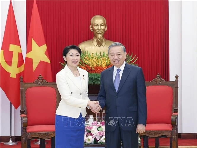 Le secrétaire général du Parti communiste du Vietnam (PCV), To Lam, et Obuchi Yuko, membre de la Chambre des représentants du Japon et présidente de l’Alliance parlementaire d’amitié Japon-Vietnam. Photo : VNA.