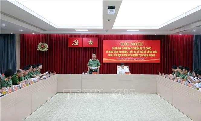 Le général Pham The Tung, vice-ministre de la Sécurité publique et chef du Comité de pilotage des préparatifs de la cérémonie, s'exprime à la conférence. Photo : VNA.